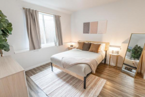 Walkable Apt Next to Restaurants, Bars, and Shops!